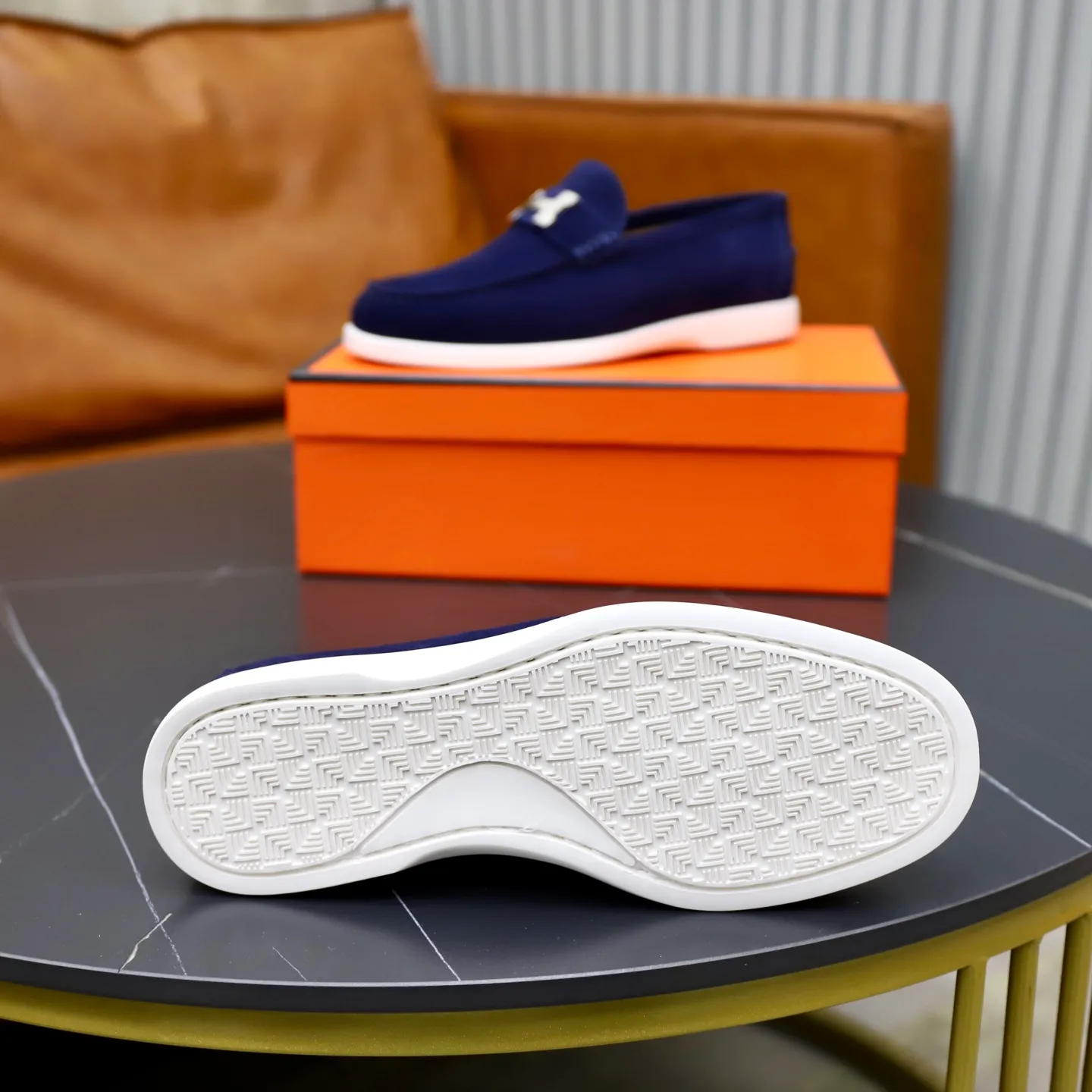 Ex-factory price: 540💰Hermès/Hermès slip-on men's shoes. This shoe is made of imported cow suede leather, with simple and smooth lines, and a 3CM rubber foam ultra-light sole combined with aerodynamic design! Youthful and fashionable, H button decoration, contrasting leather embellishment on the heel, calf lining to gently wrap your feet, with embossed logo cowhide feet, leather rock strips, casual and urban style, highlighting youthful vitality, sports and leisure version, super versatile Size number: 38-39-40-41-42-43-44 Standard leather shoe size (45 can be customized but does not support returns)